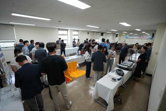 23일 충북지역 공공조달 파트너십 데이에 참가한 기업의 관계자와 수요기관 담당자들이 이야기를 나누고 있다. (사진=손상훈)