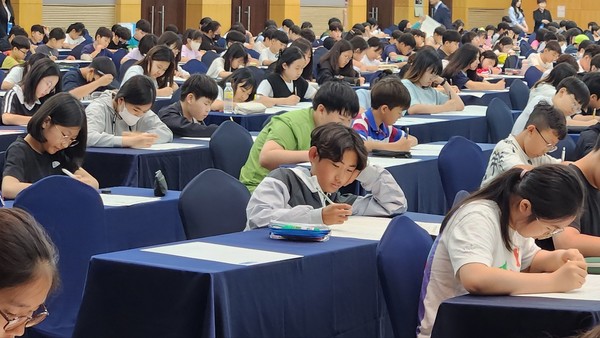 충북지역 영재들의 건강한 지식겨룸 한마당 '동양일보 만물박사 선발대회'가 24일 오후 2시 그랜드플라자 청주호텔에서 열린 가운데 대회에 참가한 학생들이 골똘히 문제를 풀고 있다.