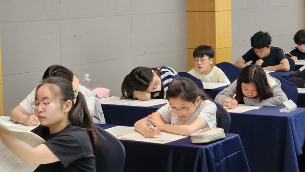 참가학생들이 문제를 풀고 있다.