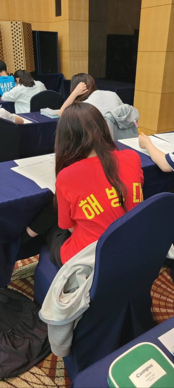 지난해 대회에 이어 올해도 '해병대' 티셔츠를 입은 학생이 등장했다.