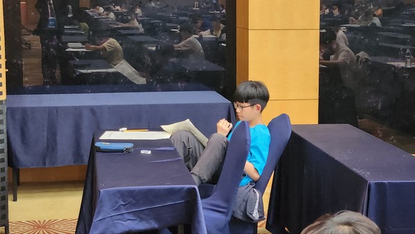 짧다면 짧고 길다면 긴 1시간30분의 시험시간. 몸이 뻐근했는지 한 학생이 독특한 자세로 문제를 풀고 있다.