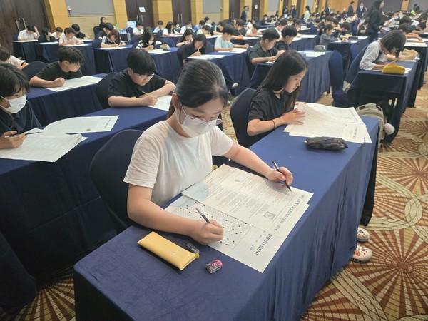 양손 권법(?)으로 빠르게 문제를 처리해나가는 참가 학생.