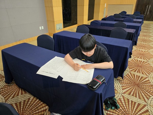 이번대회 최후의 1인 이한건(산성초ㆍ6년)학생이 시험종료 1분을 남기고 마지막까지 집중하고 있다.