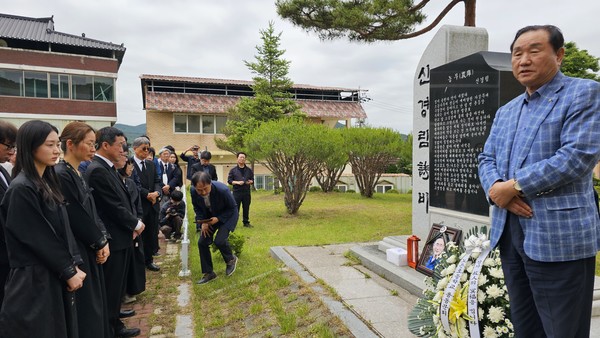 2014년 6월 충주시의 후원을 받아 노은초 운동장에 건립된 신경림詩비 앞에서 류호담 노은초총동문회장이 추모사를 하고 있다.