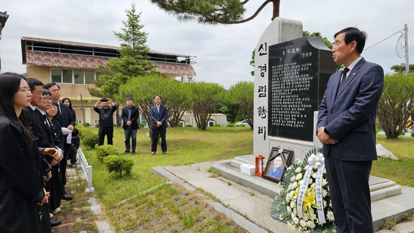 2014년 6월 충주시의 후원을 받아 노은초 운동장에 건립된 신경림詩비 앞에서 조길형 충주시장이 추모사를 하고 있다.