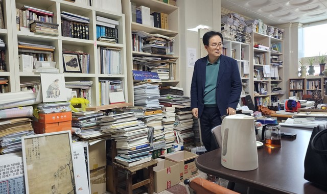 온갖 서적으로 가득한 이 교수의 연구실