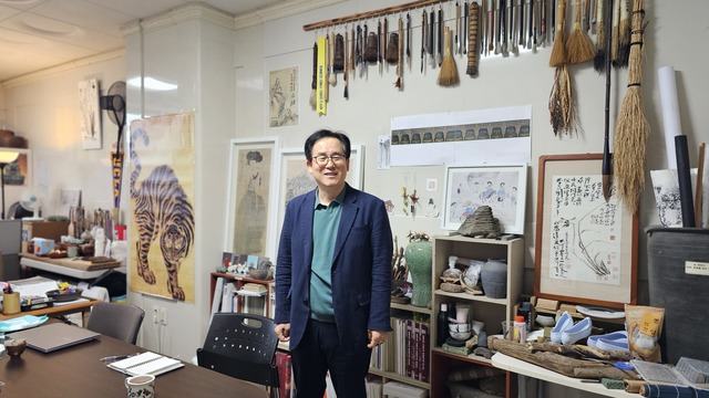 이근우 교수 연구실에는 동양화에 걸맞는 다양한 소품들이 있다.