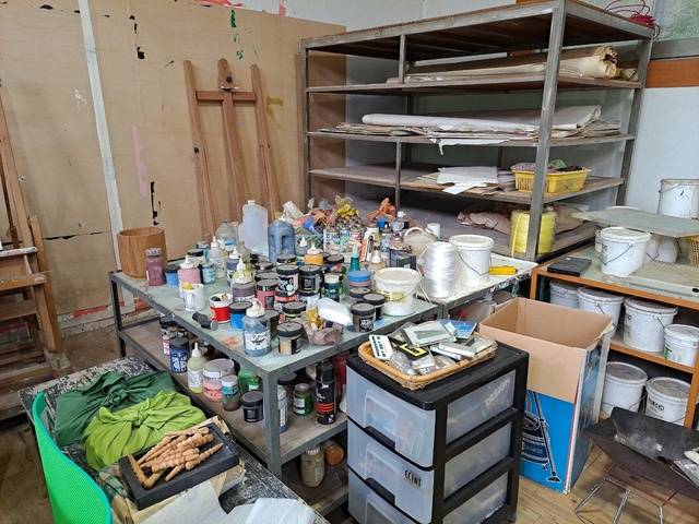 고 황창배 화백 작업실에는 생전에 작가가 사용하던 물감 등이 그대로 남아 있다. 