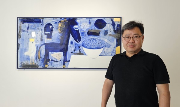 박정식 회장이 지난번 네오아트센터에서 열린 김순식 작가의 'Flying Donkey' 작품 앞에서 포즈를 취하고 있다.