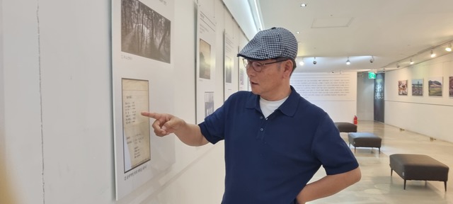 김형수 신동엽 문학관 관장이 특별기획전 ‘신동엽의 동학노트’에 관해 설명하고 있다.