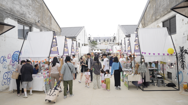 8일 2024 동부창고 페스타를 방문한 시민이 골목 장터를 둘러보고 있다. (사진=손상훈)