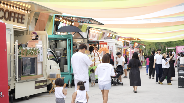 8일 2024 동부창고 페스타를 방문한 시민이 푸드트럭을 이용하고 있다.