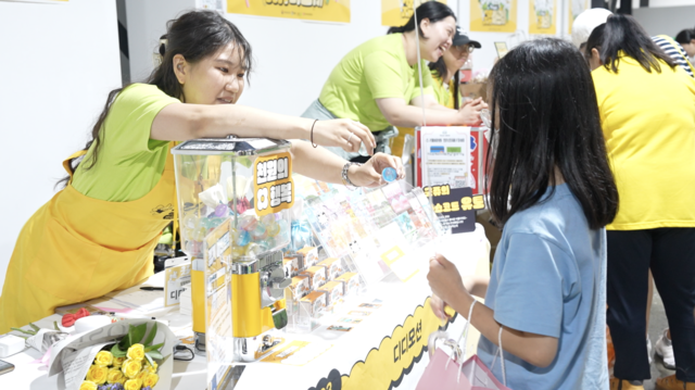 8일 2024 동부창고 페스타를 방문한 시민이 청주지역의 굿즈 전시를 관람하고있다.