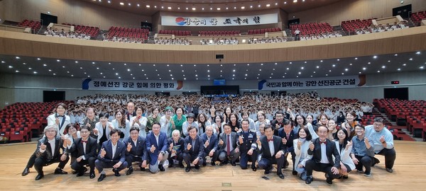 10일 오후 7시 공군사관학교 안중근홀에서 열린 ‘2024 대한민국시낭송축제’ 무대에 오른 명사와 시낭송가, 생도들이 기념촬영하고 있다.