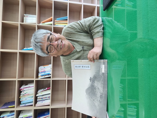 양문규 관장이 영동의 대표문인들의 시가 수록된 옛날방식의 서책을 만드는 체험프로그램을 설명하고 있다. 