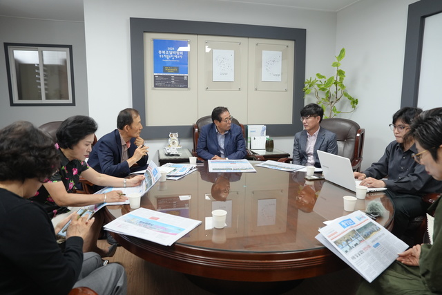 11일 오전 동양일보 회의실에서 독자권익위원회 6월 회의를 하고 있다.