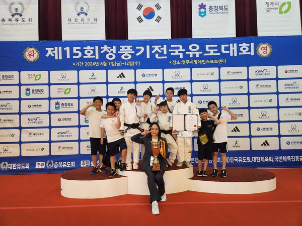 청주 동주초 유도부가 청풍기 전국유도대회  우승 기념 촬영을 하고 있다.