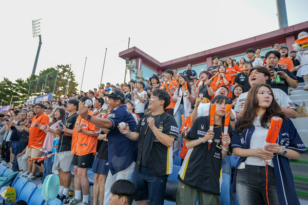 경기장을 가득 메운 한화이글스 청주 팬들이 열띤 응원을 하고 있다. 사진 손상훈 기자