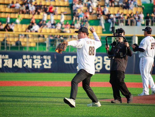 이범석 청주시장을 시구를 하고 있다. 사진 손상훈 기자