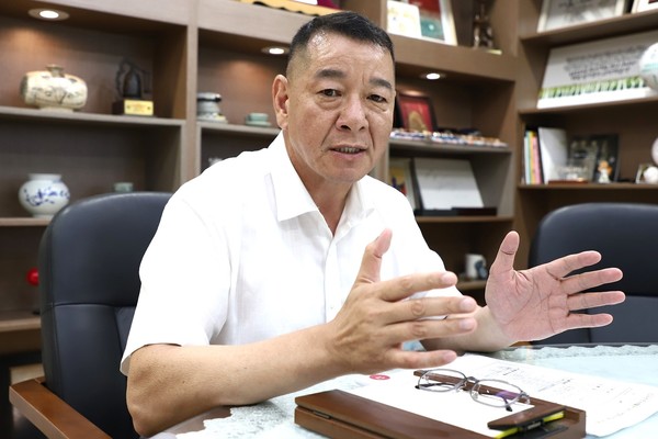 최원철 공주시장이 시의 인구정책에 관해 설명하고 있다. 최시장은 생활인구 확대와 독일형 제2주소 갖기 등에 총력을 다하고 있다고 밝혔다.