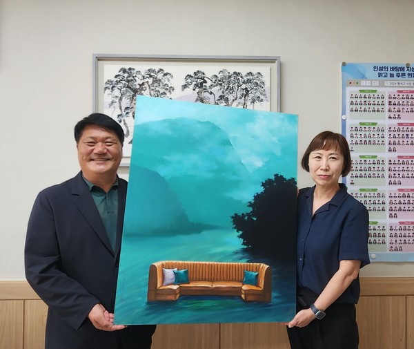 이민숙(오른쪽) 작가가 김병기 형석고 교장에게 작품을 기증한 뒤 기념촬영하고 있다.