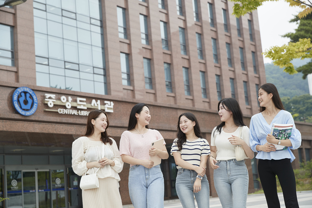 청주대 학생들이 중앙도서관 앞에서 기념촬영을 하고 있다.