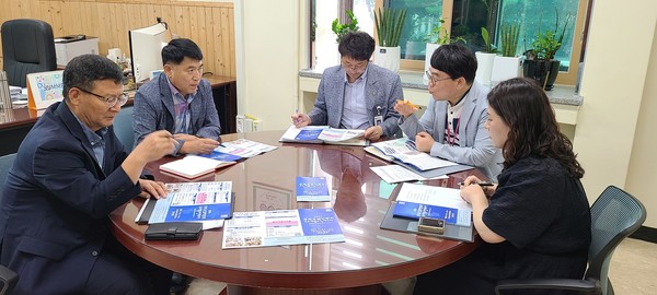 (왼쪽부터)충북도교육청 신기철 교육시설과장, 서성범 행정국장, 박종한 재정복지과장, 신창수 경리팀장, 김은미 주무관이 ‘2024 충북조달박람회·우수제품페스타’ 관련 회의를 하고 있다.