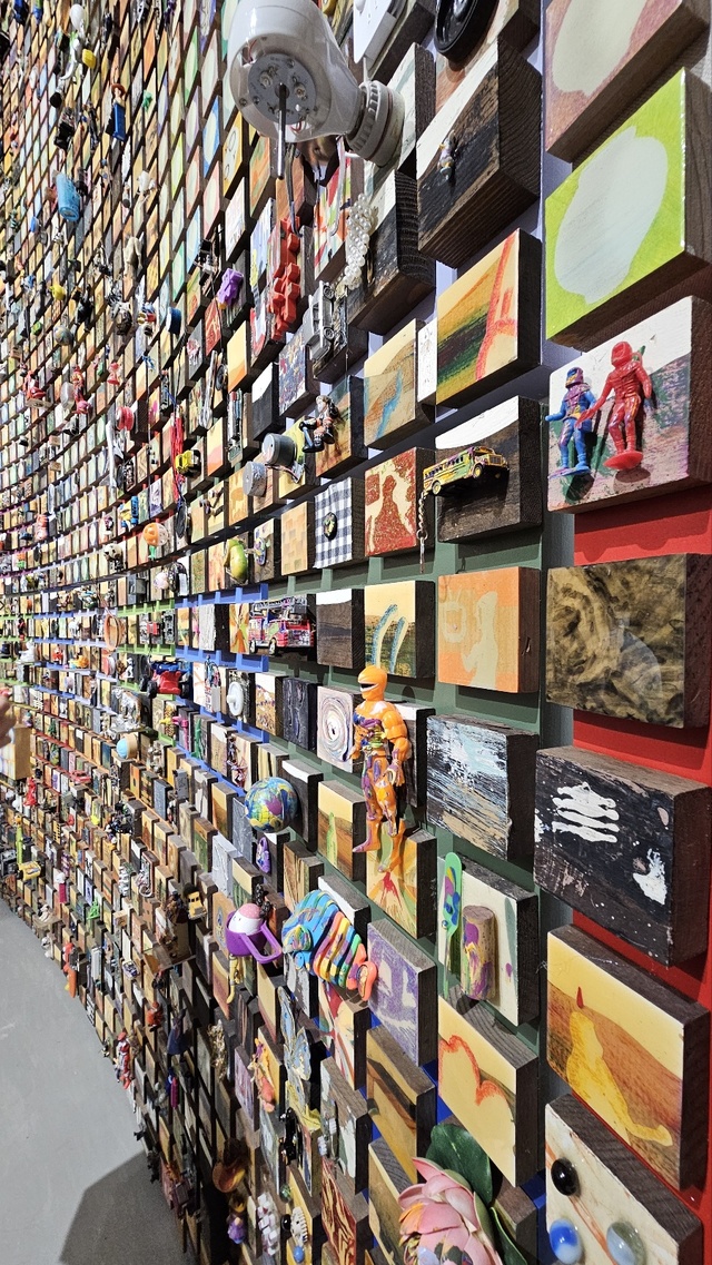 강익중 작가가 지난 40여년 간 추구해온 개념을 바탕으로 제작된 '3인치 캔버스와 삼라만상'. 그가 평생을 모아온 '잡다한 귀중품'들이 캔버스 위에 이야기를 만들고 있다.