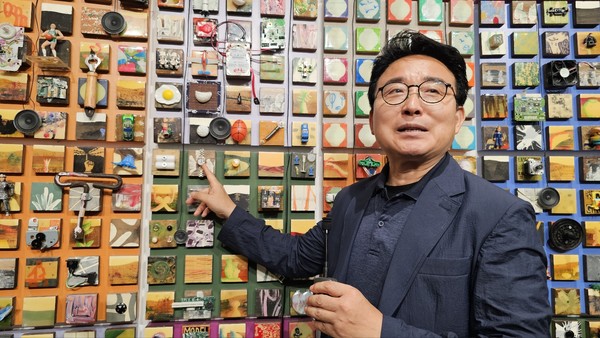 강 작가가 가리키는 것은 짝퉁 롤렉스 시계. 뉴욕 유학시절 생계를 위해 노점상을 했다고 한다.