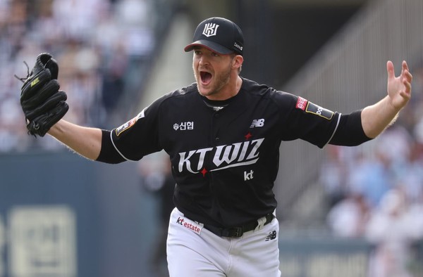 3일 서울 잠실야구장에서 열린 2024 신한 SOL뱅크 KBO 포스트시즌 와일드카드 결정 2차전 kt wiz와 두산 베어스의 경기. 7회말 무사 두산 양석환을 삼진으로 잡아내며 이닝을 마친 kt 선발 벤자민이 더그아웃으로 향하며 환호하고 있다