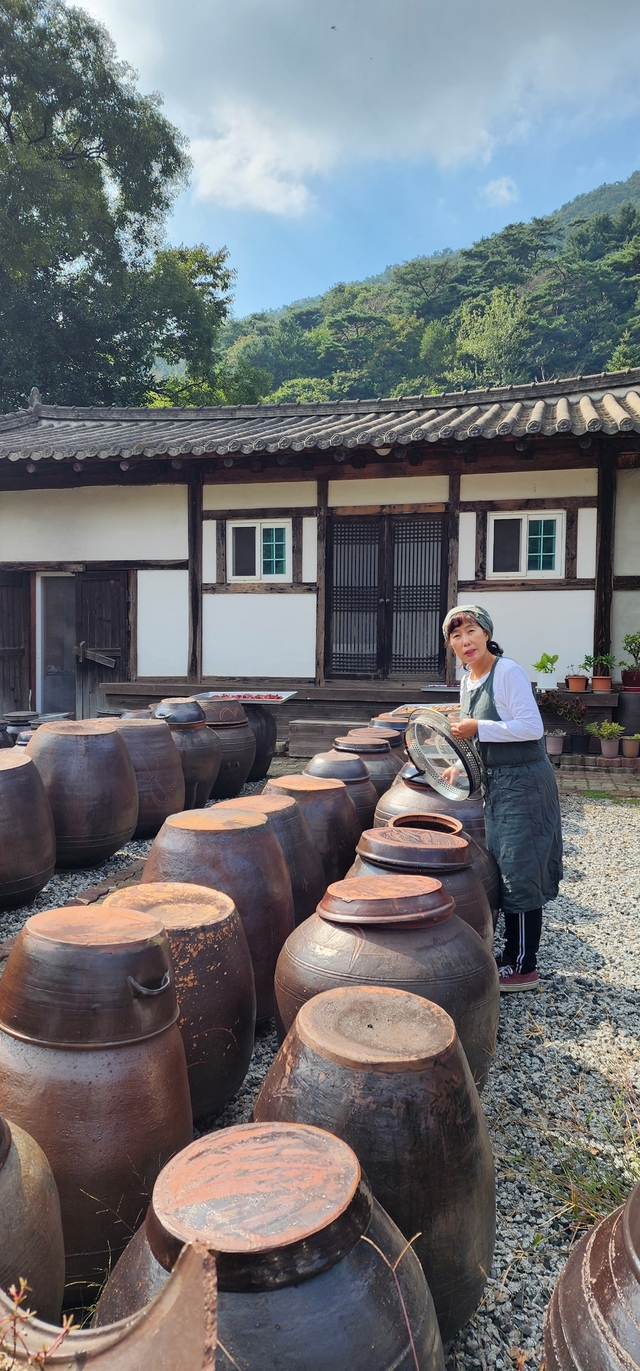 청연담 박명희 대표가 정성스레 장단지를 관리하고 있다.