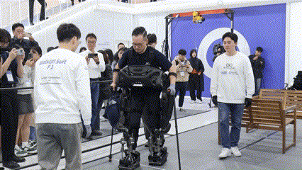 KAIST 김승환 연구원이 워크온슈트F1를 입고 미션을 수행하고 있다. KAIST