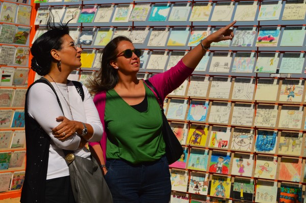 ‘포에버이즈나우’ 전시회를 찾은 관람객이 강익중의 한글신전을 감상하고 있다. 강익중스튜디오/이앤아트 제공