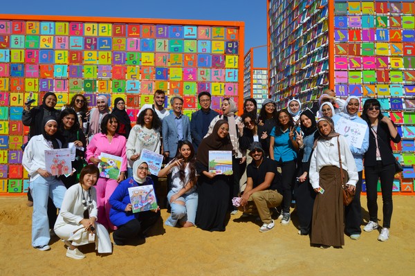 이집트 학생들의 그림참여학생들한글배우기행사_강익중스튜디오/이앤아트 제공