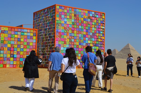 강익중의 '네 개의 신전'을 보기 위해 관람객들이 모여들고 있다. 강익중스튜디오/이앤아트 제공