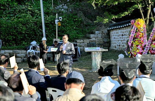최원철 공주시장이 공덕비 이건(移建) 축사를 하고있다.