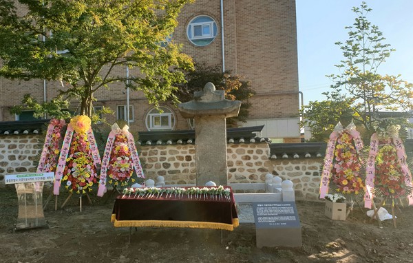 공주목관아 혜의당 옆에 자리잡은 이익보 공덕비.