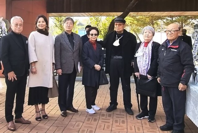 1. 운사나무 표석을 건립하고(왼쪽부터 한운사 3남 한중원, 손녀, 탤런트 노주현, 드라마작가 김수현, 윤혁민, 성우 고은정, 한운사의 제자)