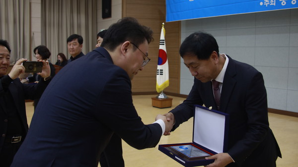 14회 ‘우리말글겨루기대회’ 시상식이 열린 15일 충북도교육청 화합관에서 ‘우리말글겨루기대회’수상자에게 시상을 하고 있다. [사진=손상훈 기자]