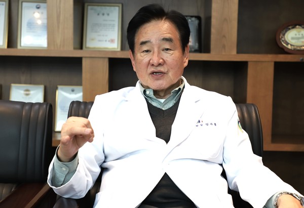 충남도공주의료원 임수흠 원장. 환자를 치유하는건 의술에 더해 친절과 감성이 있어야 한다고 강조한다.