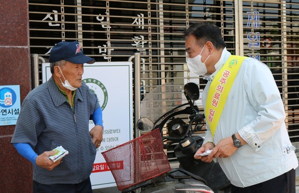 공주 산성시장에서 캠페인을 펼치고 있는 임수흠 원장.