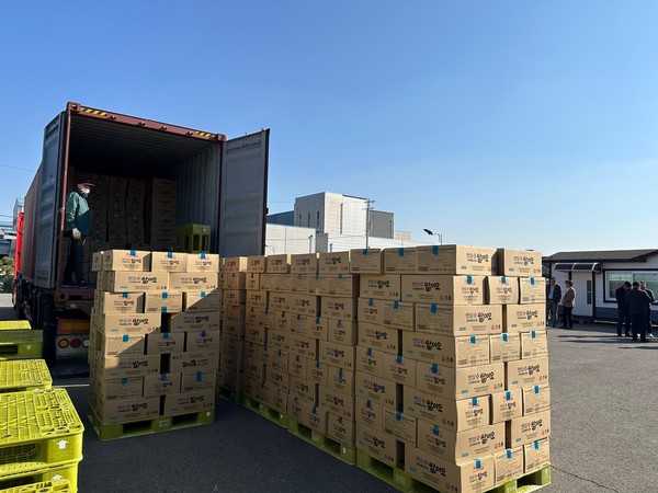  22일 청원생명농협쌀 식품소재가공센터에서 광양항으로 쌀을 보내기 위해 쌀과자를 옮기고 있다. 