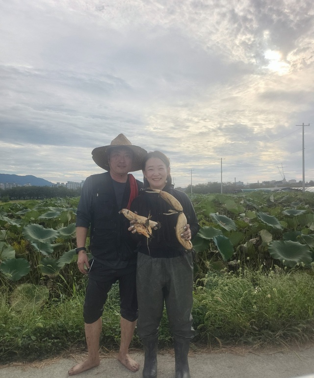 연명석 한농연증평군연합회 도안면회장과 그의 아내 오유미 부부