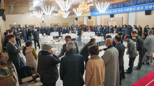 송년모임 참석자들이 둥글게 원을 그리며 두레악수를 나누고 있다.