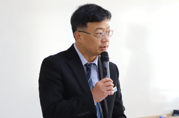 심순희 공주고 교장이 기념사를 하고있다.