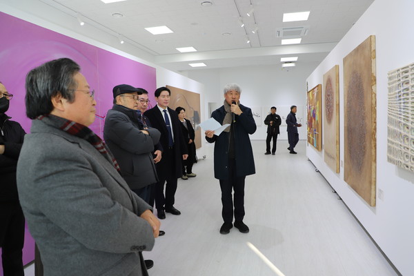 내빈들이 기념식을 마친 후 실내에서 작품감상과 설명을 듣고있다.