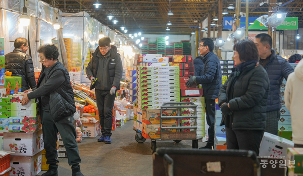 14일 충북 청주시농수산물도매시장에서 상인들이 과일 선물세트를 정리하고 있다. [사진=손상훈 기자]