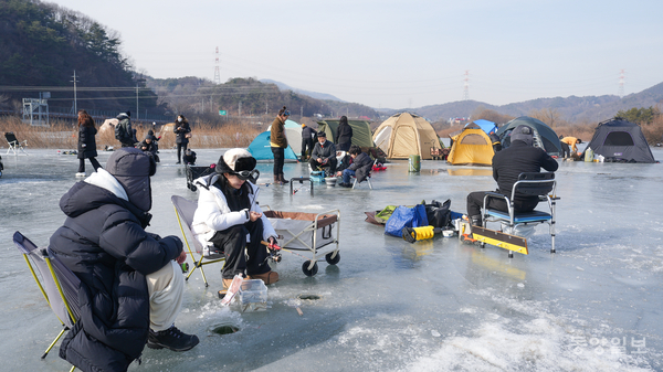 19일 진천군 백곡면 백곡저수지를 찾은 시민들이 얼음낚시를 즐기고 있다. [사진=손상훈 기자]