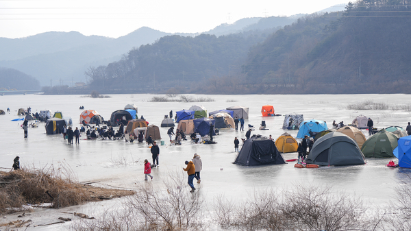 19일 진천군 백곡면 백곡저수지에서 가족들이 얼음낚시를 즐기며 주말을 즐기고 있다. [사진=손상훈 기자]