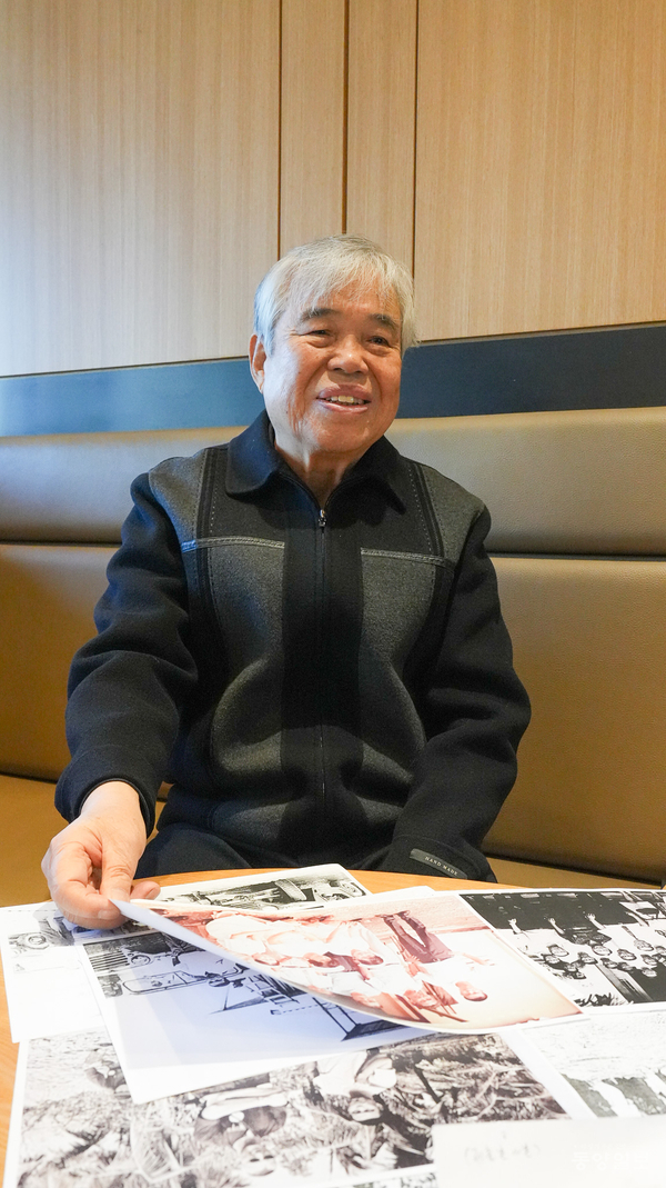 곽완길씨가 월남 참전 자료 사진들을 보여주며 명예를 찾고 싶다는 바람과 함께 상황설명을 하고 있다.